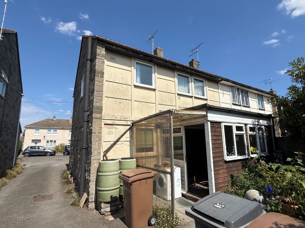Lot: 84 - SEMI-DETACHED HOUSE FOR IMPROVEMENT - Rear elevation and shared side access